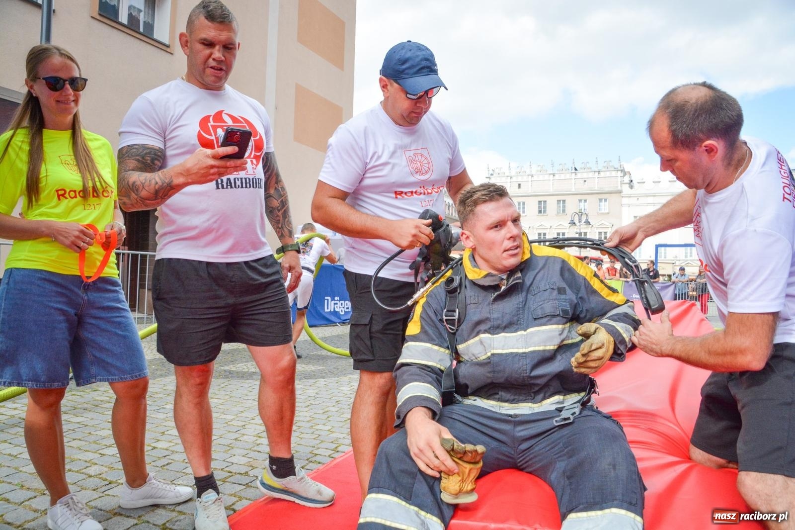 Zdjęcie w galerii na portalu naszraciborz.pl: Najtwardsi strażacy w akcji – siódma edycja Toughest Firefighter Racibórz na Placu Dominikańskim [FOTO i WIDEO] wiadomości z regionu