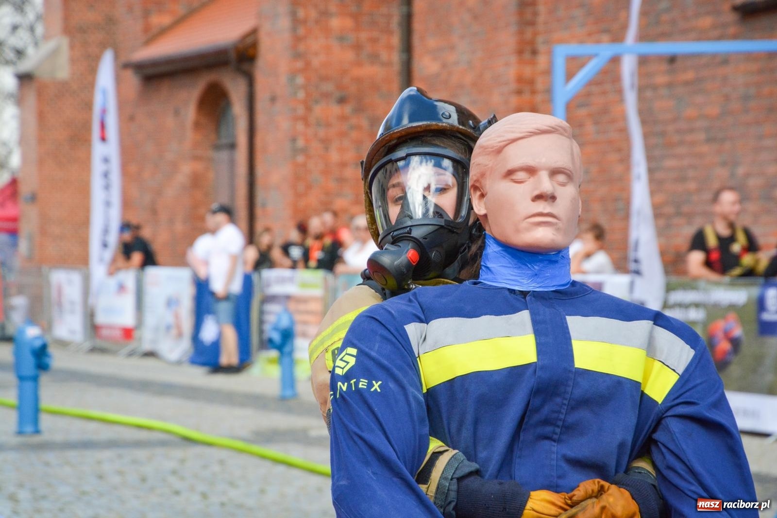 Zdjęcie w galerii na portalu naszraciborz.pl: Najtwardsi strażacy w akcji – siódma edycja Toughest Firefighter Racibórz na Placu Dominikańskim [FOTO i WIDEO] wiadomości z regionu