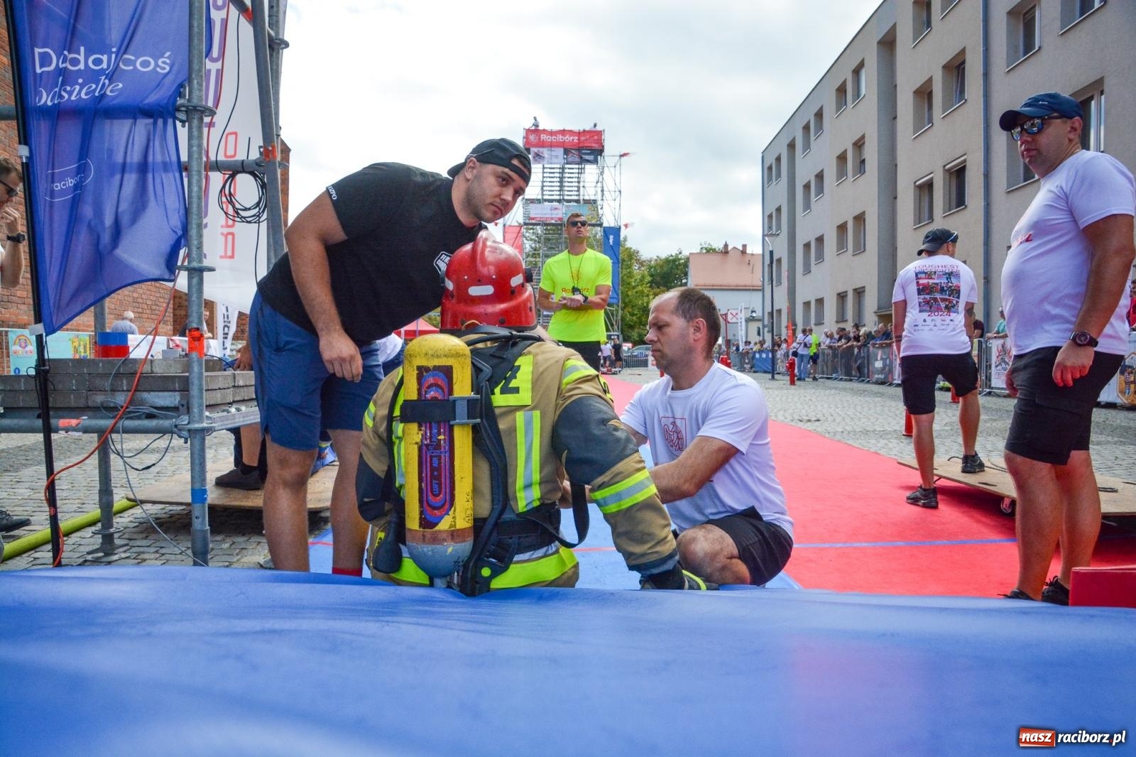 Zdjęcie w galerii na portalu naszraciborz.pl: Najtwardsi strażacy w akcji – siódma edycja Toughest Firefighter Racibórz na Placu Dominikańskim [FOTO i WIDEO] wiadomości z regionu