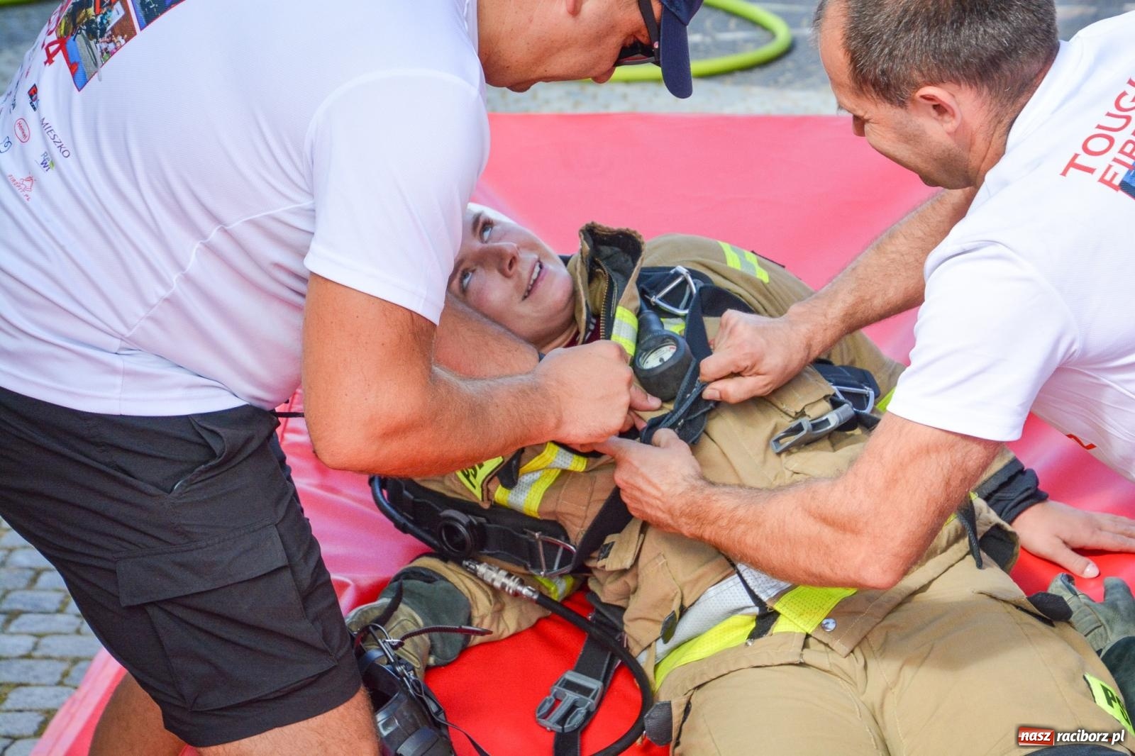 Zdjęcie w galerii na portalu naszraciborz.pl: Najtwardsi strażacy w akcji – siódma edycja Toughest Firefighter Racibórz na Placu Dominikańskim [FOTO i WIDEO] wiadomości z regionu