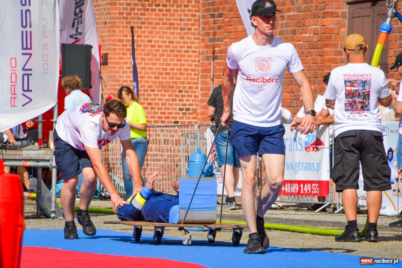 Zdjęcie w galerii na portalu naszraciborz.pl: Najtwardsi strażacy w akcji – siódma edycja Toughest Firefighter Racibórz na Placu Dominikańskim [FOTO i WIDEO] wiadomości z regionu