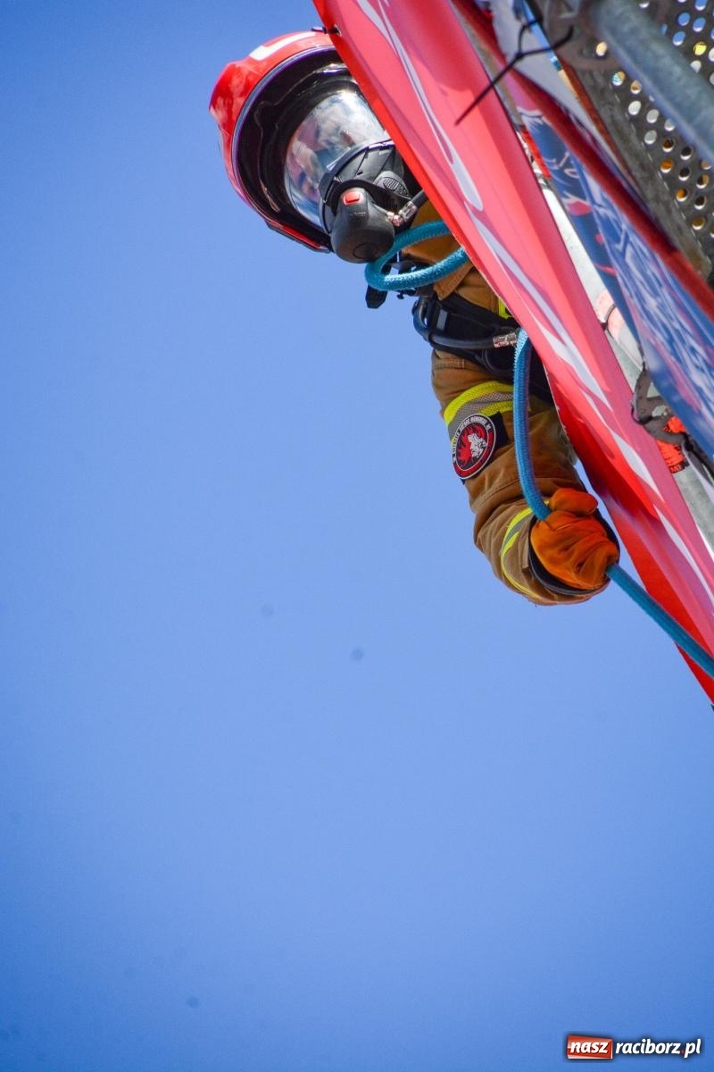 Zdjęcie w galerii na portalu naszraciborz.pl: Najtwardsi strażacy w akcji – siódma edycja Toughest Firefighter Racibórz na Placu Dominikańskim [FOTO i WIDEO] wiadomości z regionu