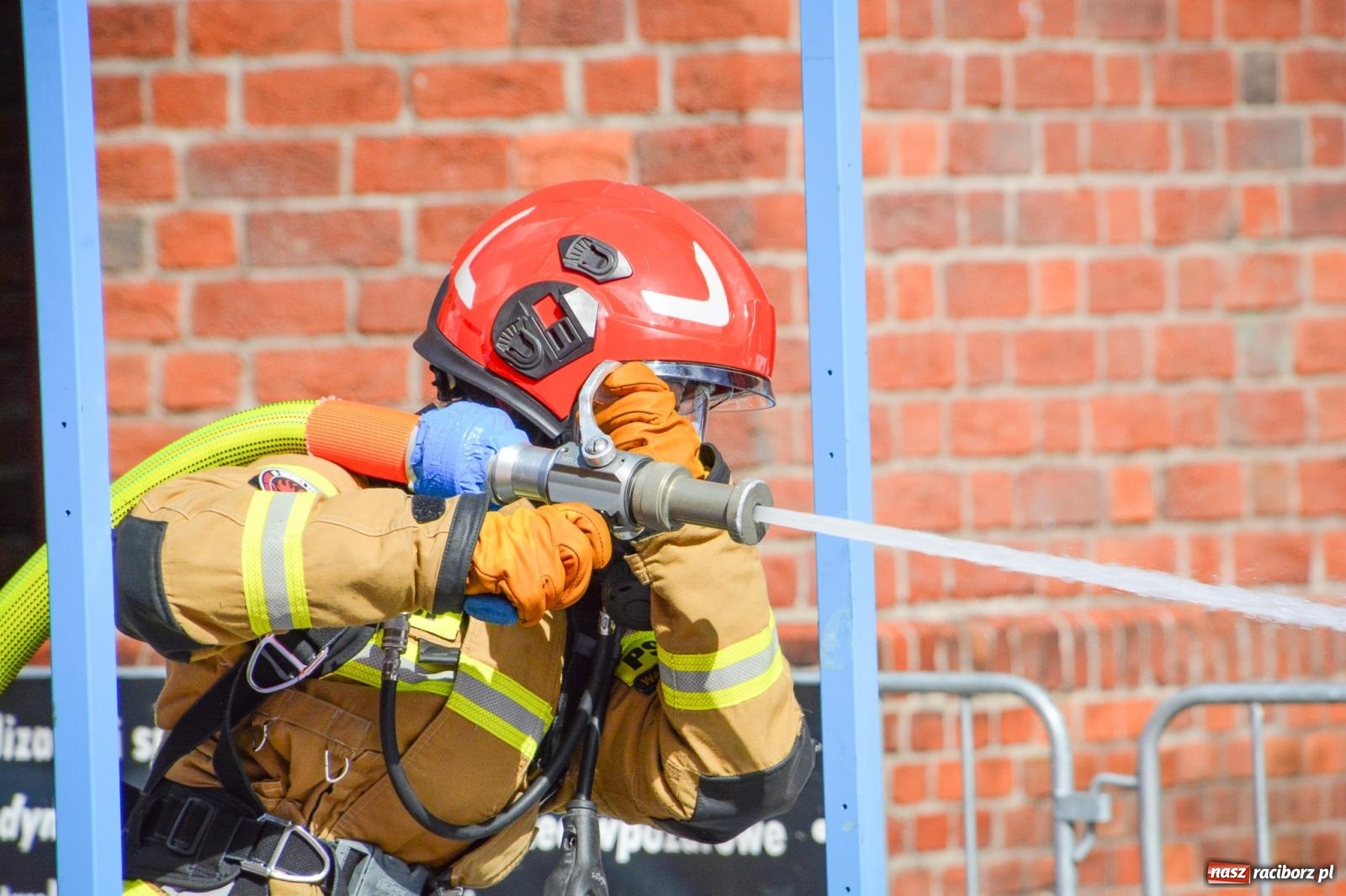 Zdjęcie w galerii na portalu naszraciborz.pl: Najtwardsi strażacy w akcji – siódma edycja Toughest Firefighter Racibórz na Placu Dominikańskim [FOTO i WIDEO] wiadomości z regionu