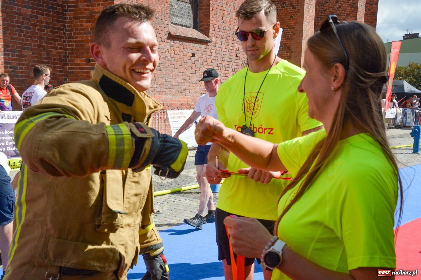 Zdjęcie w galerii na portalu naszraciborz.pl: Najtwardsi strażacy w akcji – siódma edycja Toughest Firefighter Racibórz na Placu Dominikańskim [FOTO i WIDEO] wiadomości z regionu