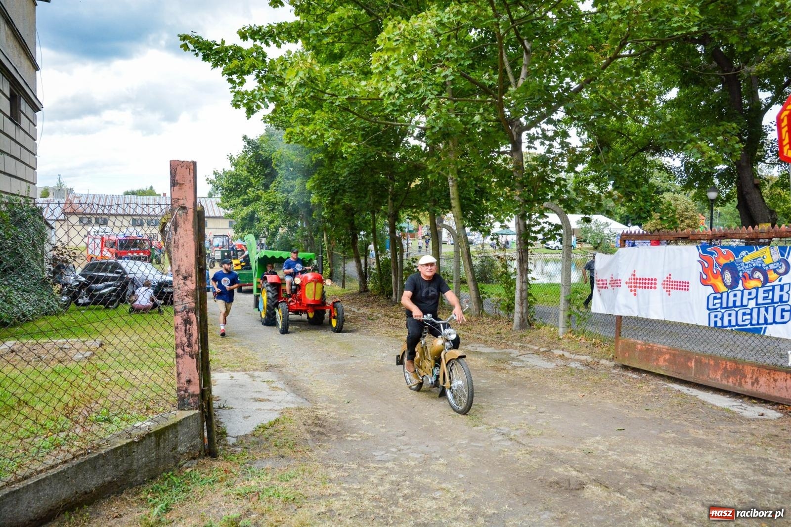Zdjęcie w galerii na portalu naszraciborz.pl: Gra o plon, czyli parada maszyn rolniczych w Krowiarkach [FOTO i WIDEO] wiadomości z regionu