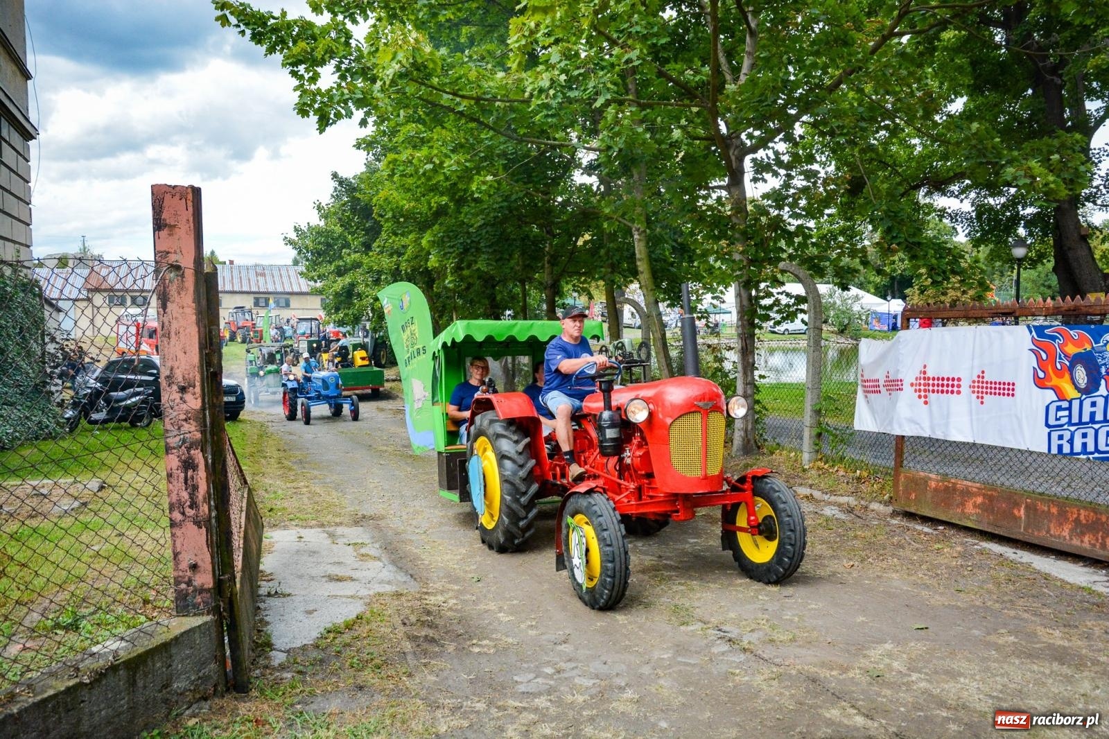Zdjęcie w galerii na portalu naszraciborz.pl: Gra o plon, czyli parada maszyn rolniczych w Krowiarkach [FOTO i WIDEO] wiadomości z regionu