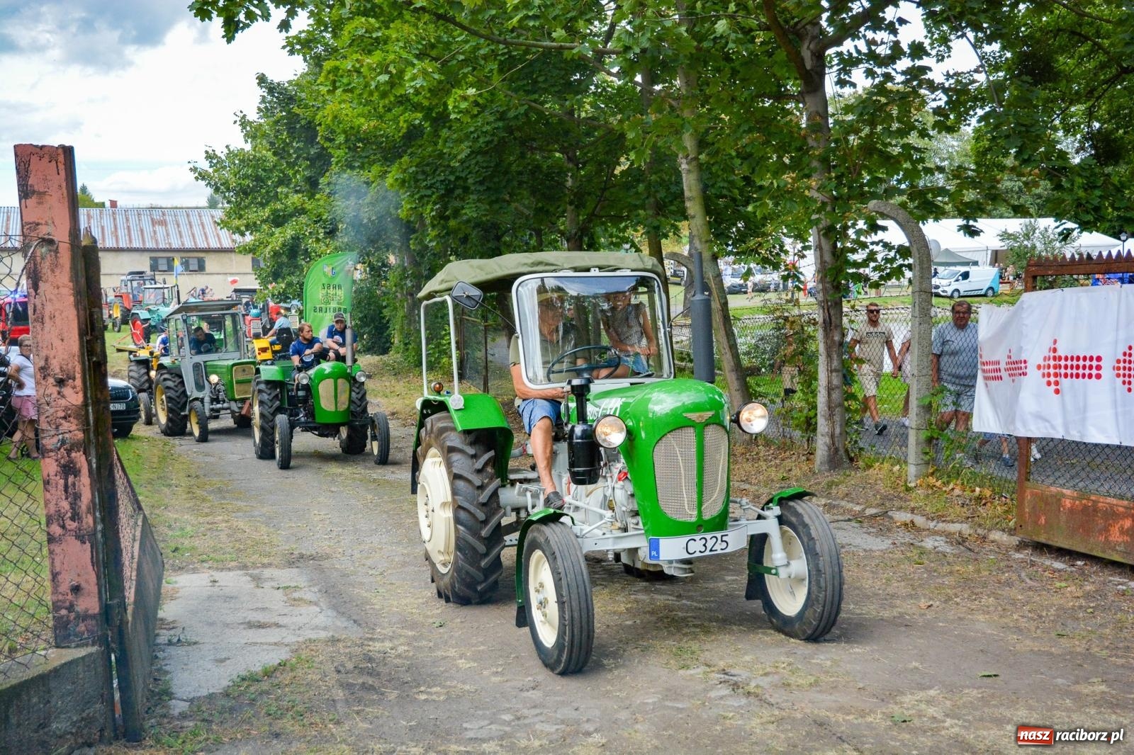 Zdjęcie w galerii na portalu naszraciborz.pl: Gra o plon, czyli parada maszyn rolniczych w Krowiarkach [FOTO i WIDEO] wiadomości z regionu