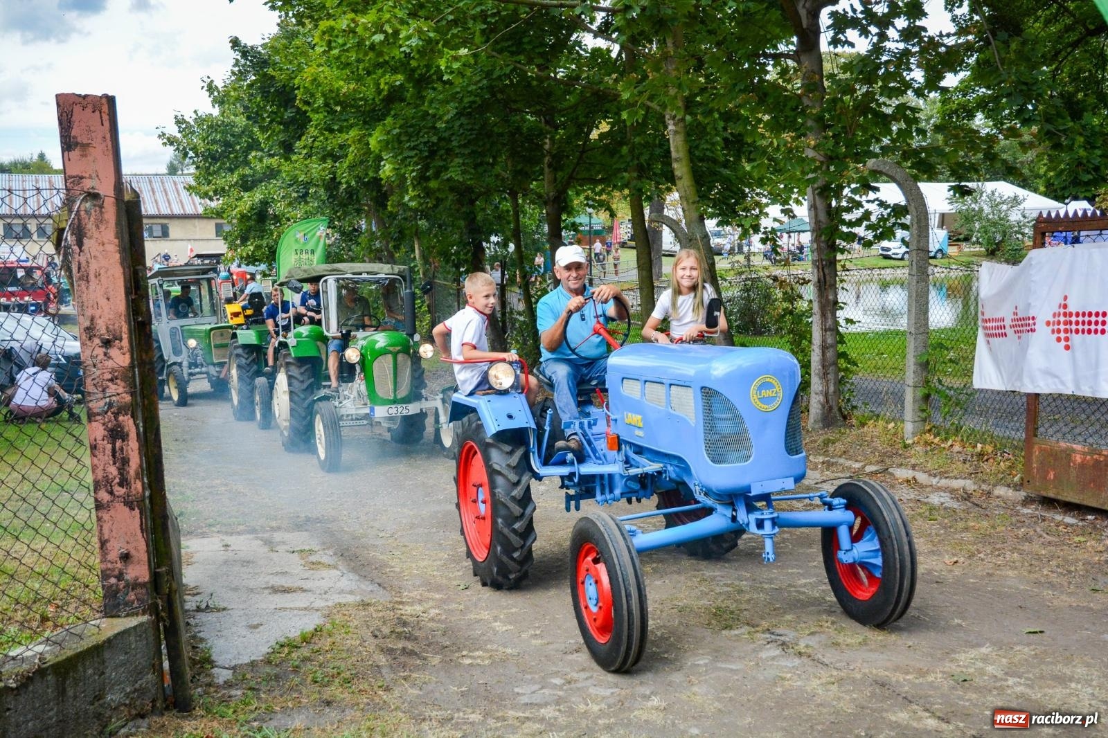 Zdjęcie w galerii na portalu naszraciborz.pl: Gra o plon, czyli parada maszyn rolniczych w Krowiarkach [FOTO i WIDEO] wiadomości z regionu