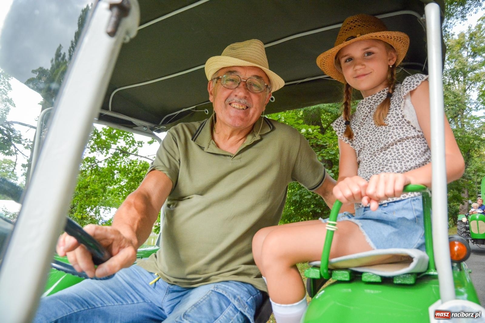 Zdjęcie w galerii na portalu naszraciborz.pl: Gra o plon, czyli parada maszyn rolniczych w Krowiarkach [FOTO i WIDEO] wiadomości z regionu
