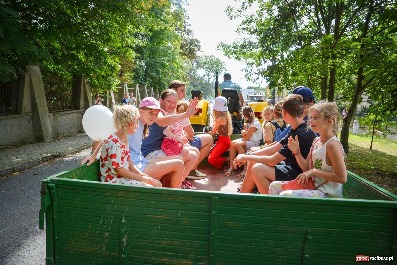 Zdjęcie w galerii na portalu naszraciborz.pl: Gra o plon, czyli parada maszyn rolniczych w Krowiarkach [FOTO i WIDEO] wiadomości z regionu