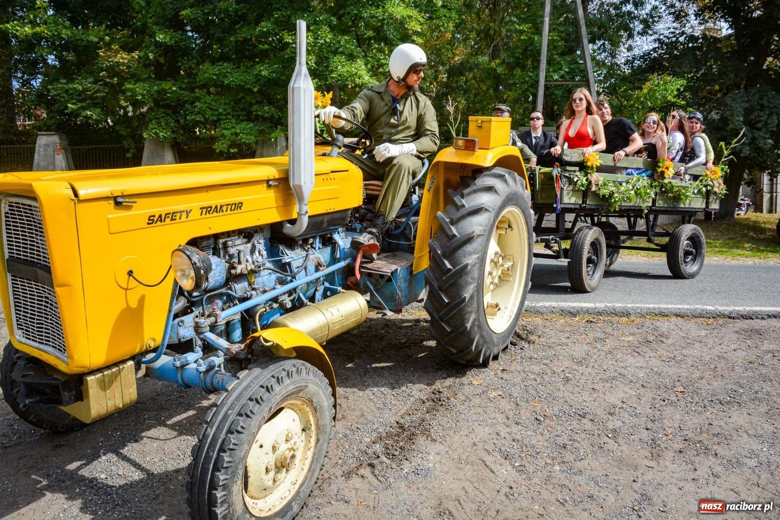 Zdjęcie w galerii na portalu naszraciborz.pl: Gra o plon, czyli parada maszyn rolniczych w Krowiarkach [FOTO i WIDEO] wiadomości z regionu