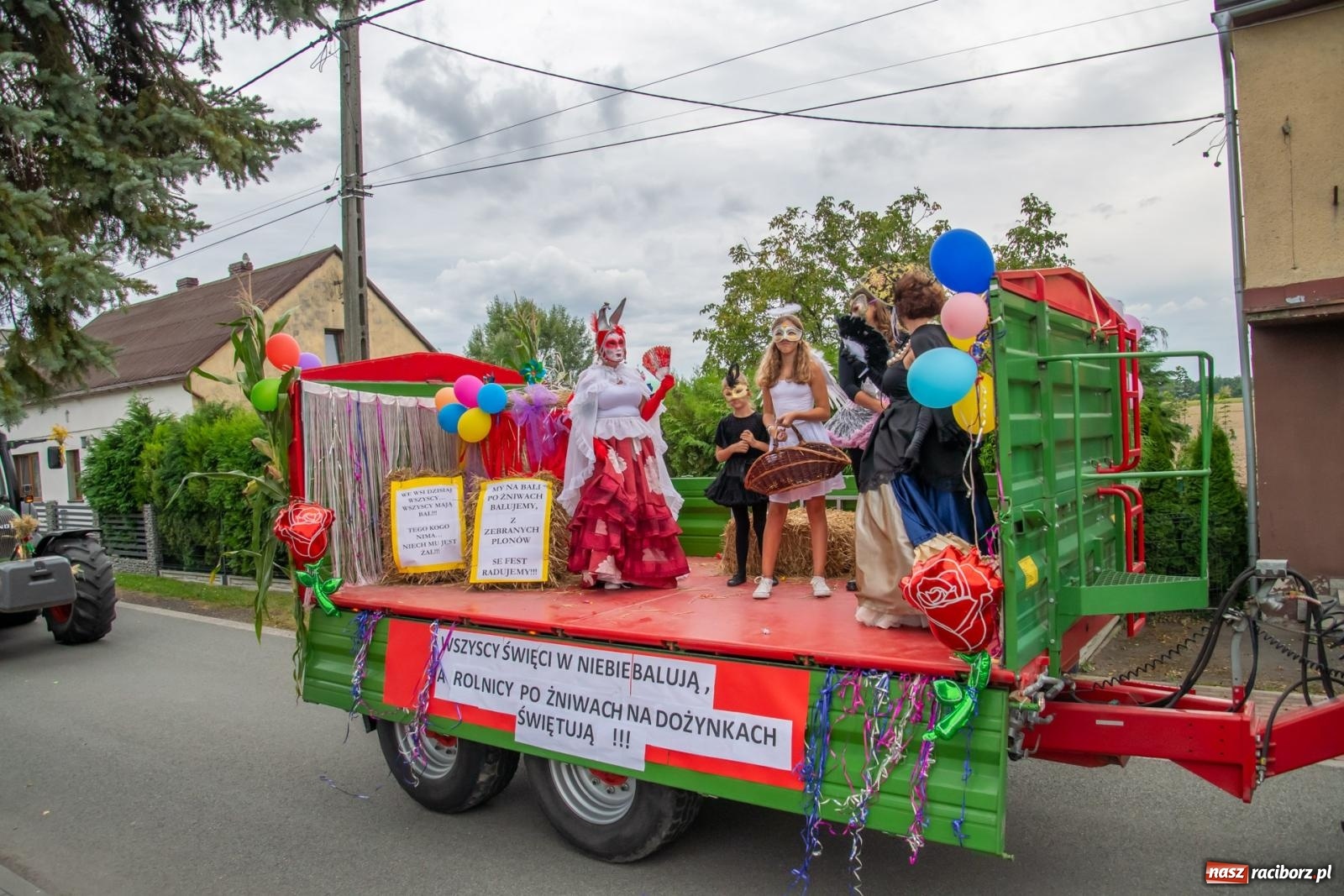Zdjęcie w galerii na portalu naszraciborz.pl: Dożynki w Rudyszwałdzie. Kolorowy pokaz maszyn rolniczych z weneckim akcentem [FOTO i WIDEO] wiadomości z regionu