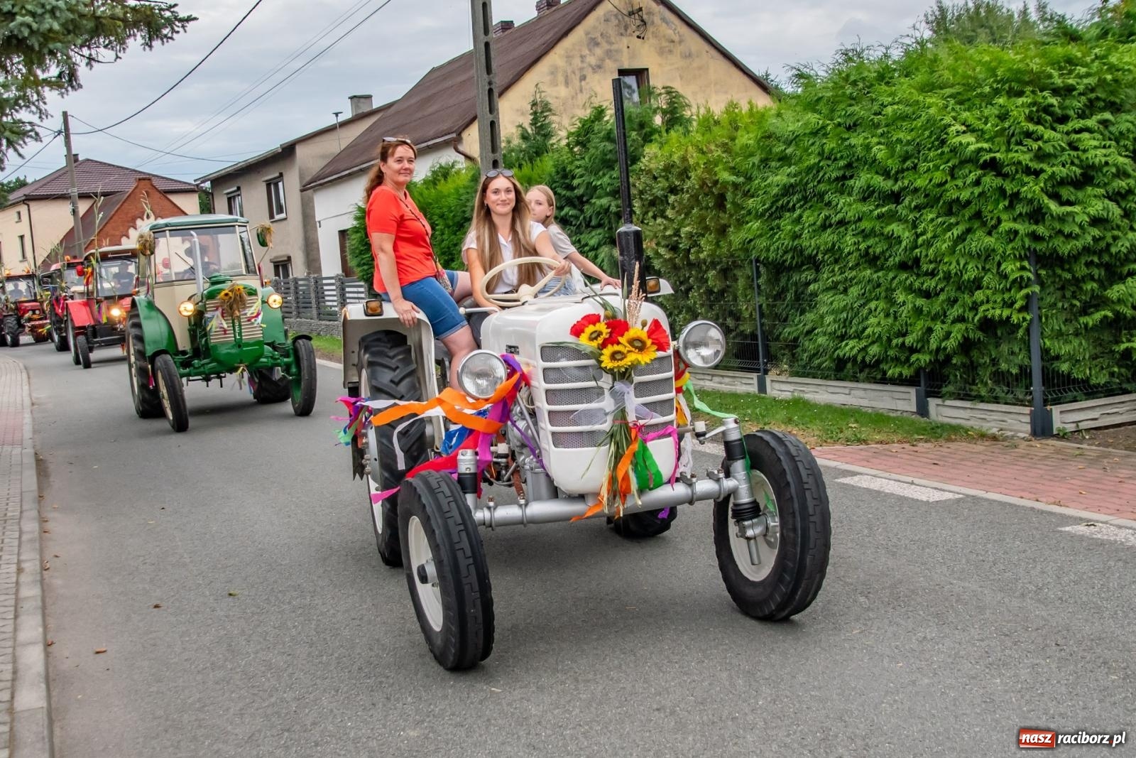 Zdjęcie w galerii na portalu naszraciborz.pl: Dożynki w Rudyszwałdzie. Kolorowy pokaz maszyn rolniczych z weneckim akcentem [FOTO i WIDEO] wiadomości z regionu