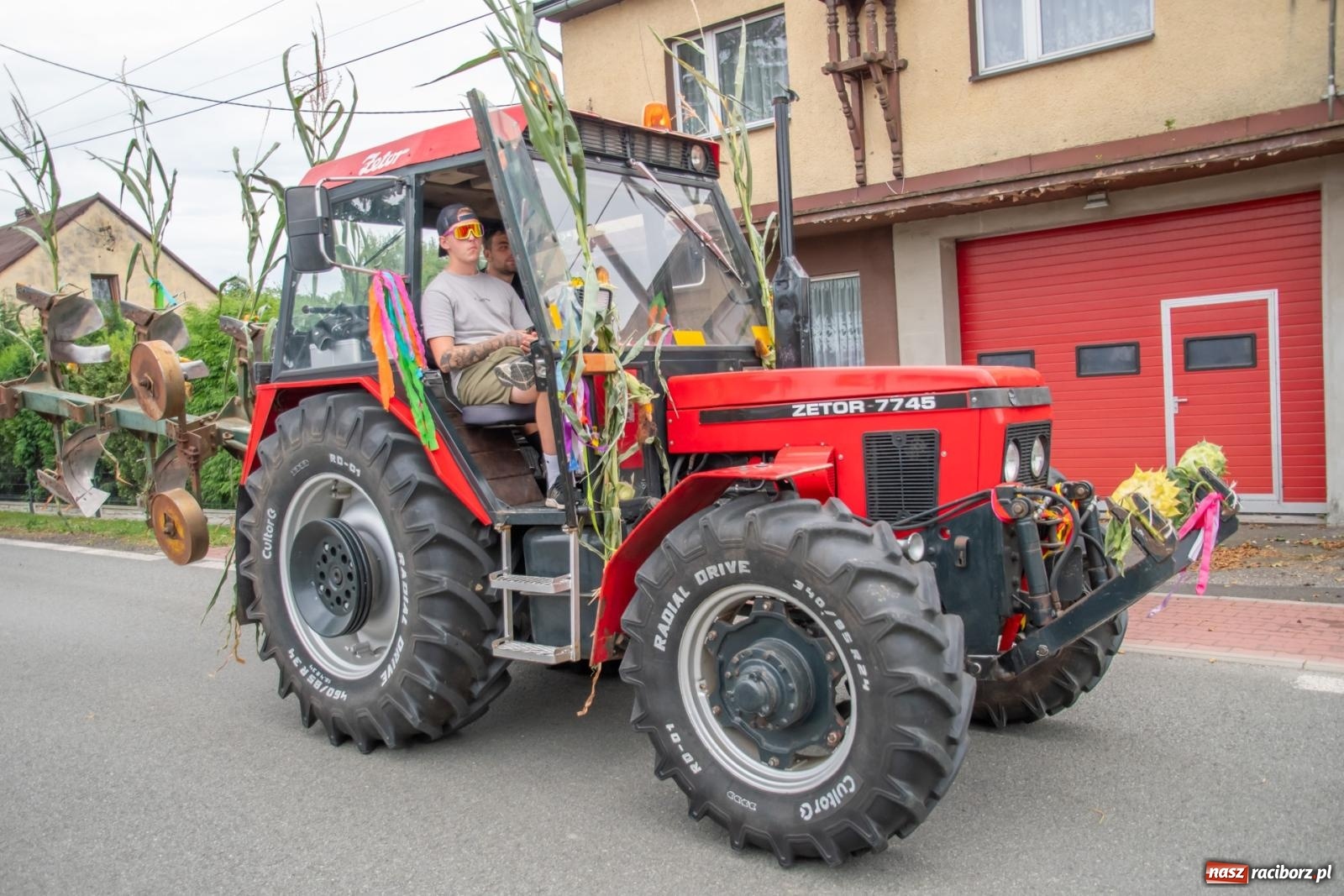 Zdjęcie w galerii na portalu naszraciborz.pl: Dożynki w Rudyszwałdzie. Kolorowy pokaz maszyn rolniczych z weneckim akcentem [FOTO i WIDEO] wiadomości z regionu