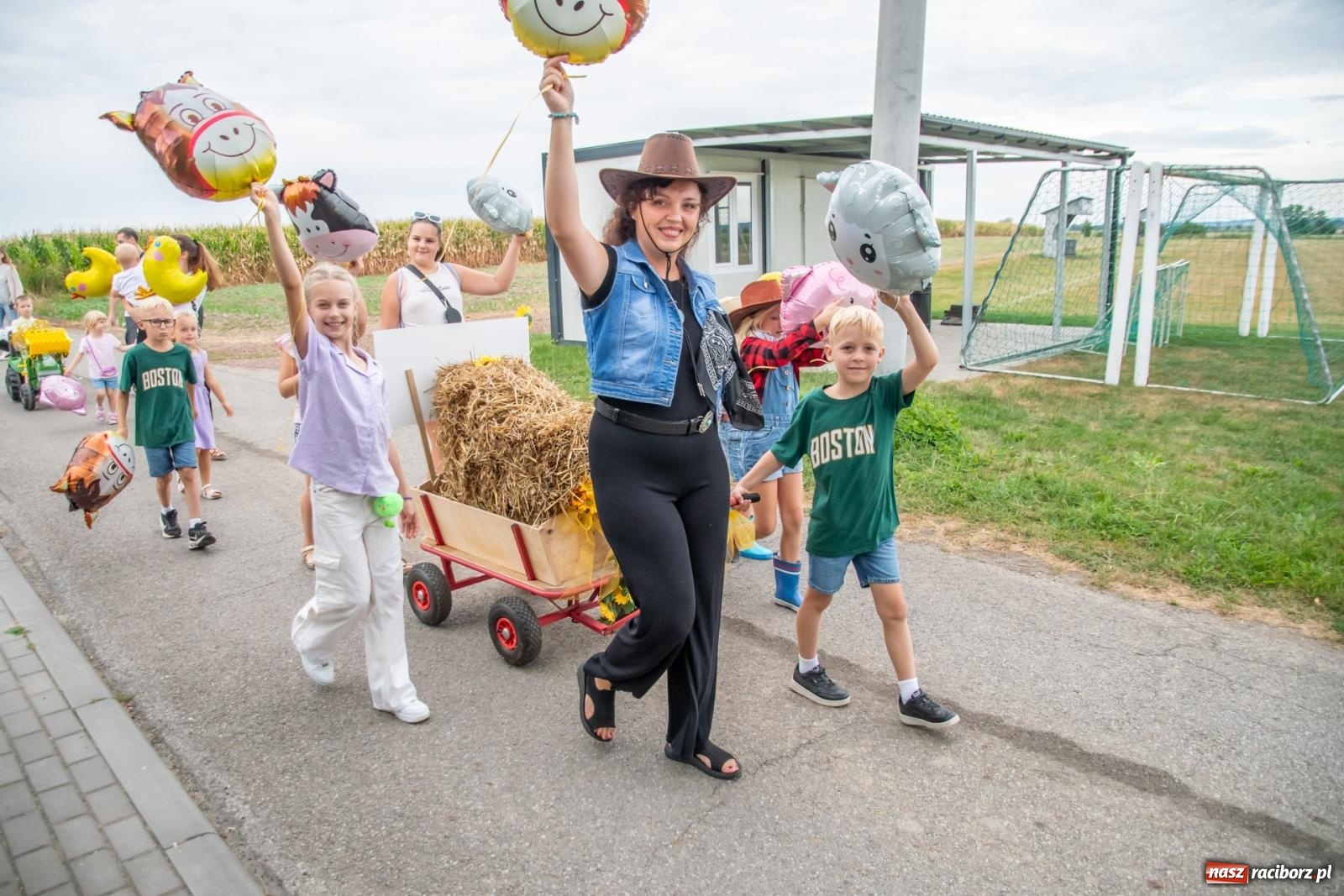 Zdjęcie w galerii na portalu naszraciborz.pl: Dożynki w Rudyszwałdzie. Kolorowy pokaz maszyn rolniczych z weneckim akcentem [FOTO i WIDEO] wiadomości z regionu