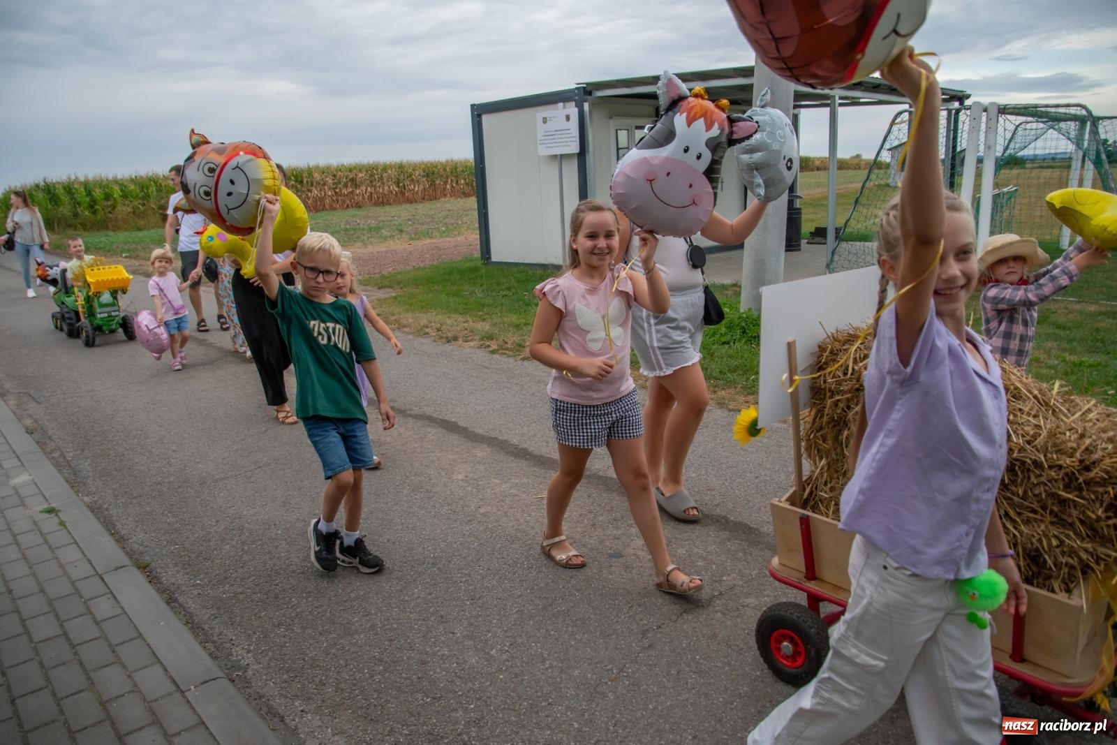 Zdjęcie w galerii na portalu naszraciborz.pl: Dożynki w Rudyszwałdzie. Kolorowy pokaz maszyn rolniczych z weneckim akcentem [FOTO i WIDEO] wiadomości z regionu