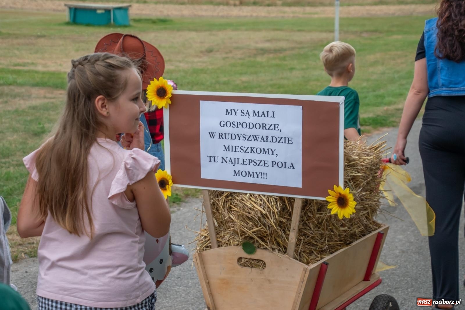 Zdjęcie w galerii na portalu naszraciborz.pl: Dożynki w Rudyszwałdzie. Kolorowy pokaz maszyn rolniczych z weneckim akcentem [FOTO i WIDEO] wiadomości z regionu