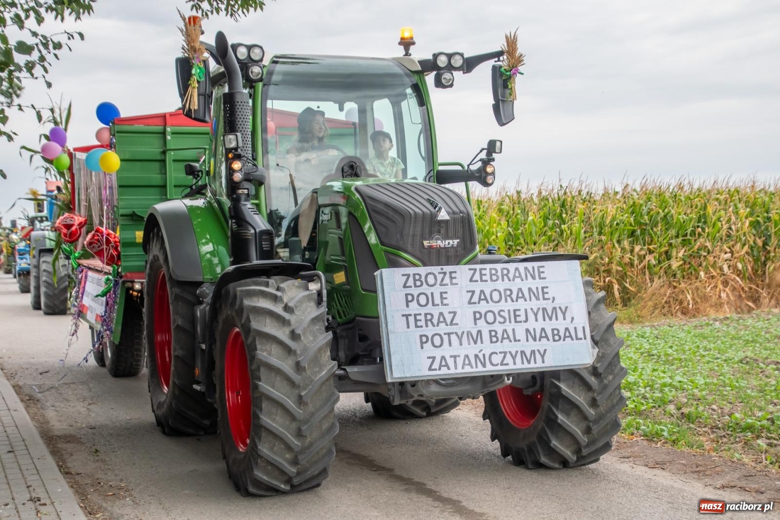 Zdjęcie w galerii na portalu naszraciborz.pl: Dożynki w Rudyszwałdzie. Kolorowy pokaz maszyn rolniczych z weneckim akcentem [FOTO i WIDEO] wiadomości z regionu