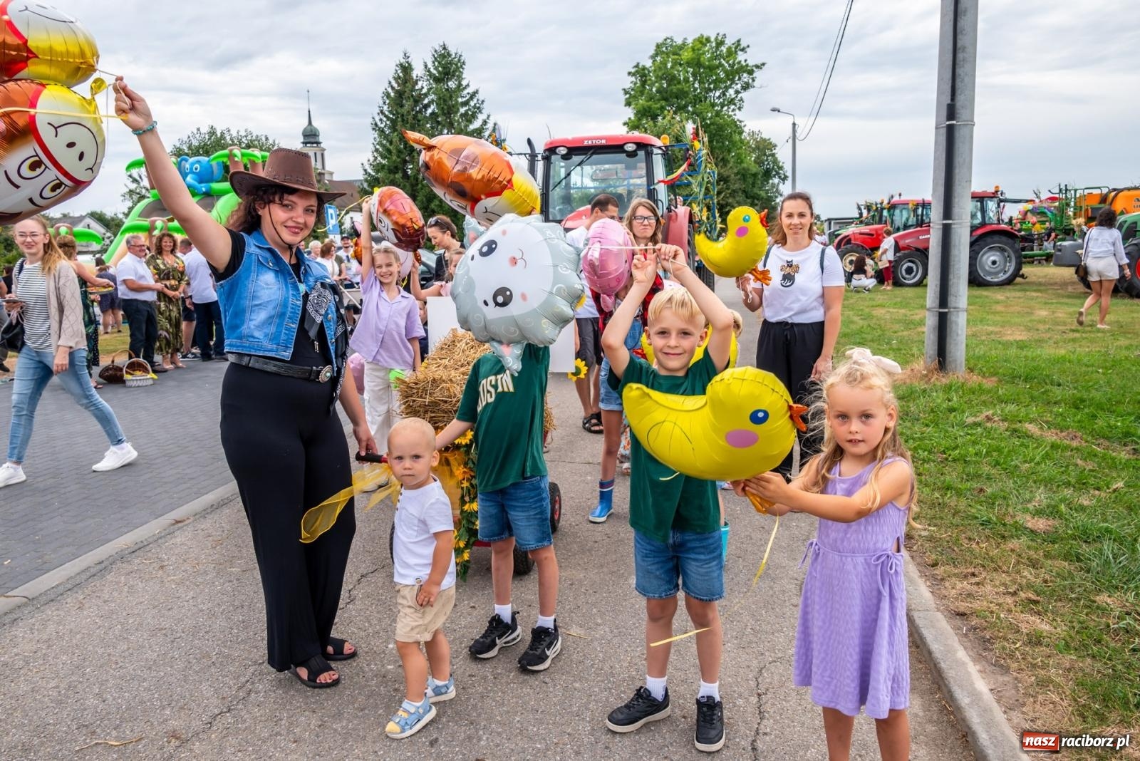 Zdjęcie w galerii na portalu naszraciborz.pl: Dożynki w Rudyszwałdzie. Kolorowy pokaz maszyn rolniczych z weneckim akcentem [FOTO i WIDEO] wiadomości z regionu
