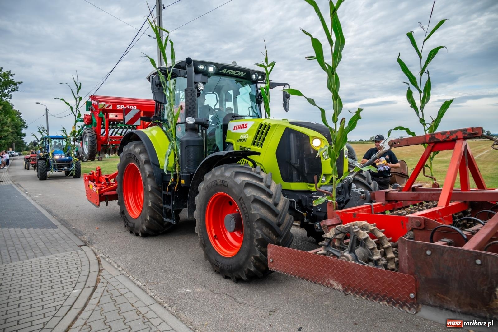 Zdjęcie w galerii na portalu naszraciborz.pl: Dożynki w Rudyszwałdzie. Kolorowy pokaz maszyn rolniczych z weneckim akcentem [FOTO i WIDEO] wiadomości z regionu