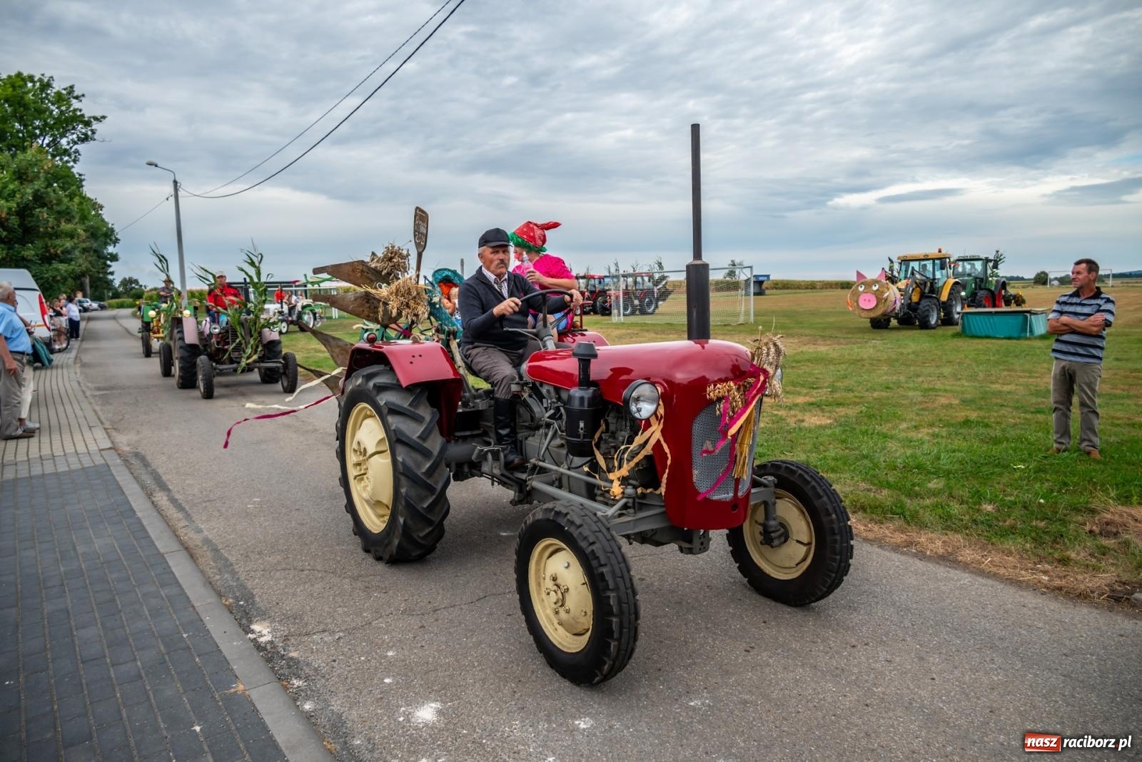 Zdjęcie w galerii na portalu naszraciborz.pl: Dożynki w Rudyszwałdzie. Kolorowy pokaz maszyn rolniczych z weneckim akcentem [FOTO i WIDEO] wiadomości z regionu