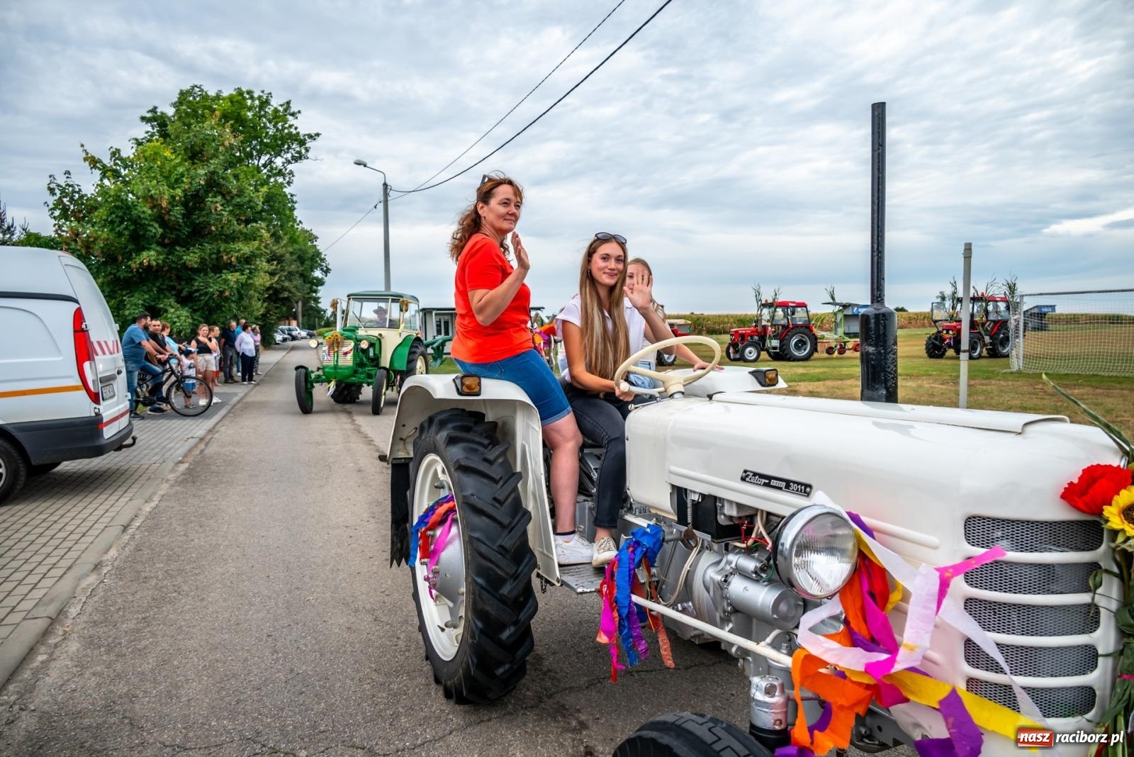 Zdjęcie w galerii na portalu naszraciborz.pl: Dożynki w Rudyszwałdzie. Kolorowy pokaz maszyn rolniczych z weneckim akcentem [FOTO i WIDEO] wiadomości z regionu
