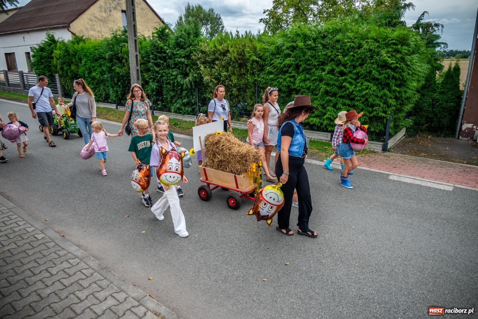 Zdjęcie w galerii na portalu naszraciborz.pl: Dożynki w Rudyszwałdzie. Kolorowy pokaz maszyn rolniczych z weneckim akcentem [FOTO i WIDEO] wiadomości z regionu