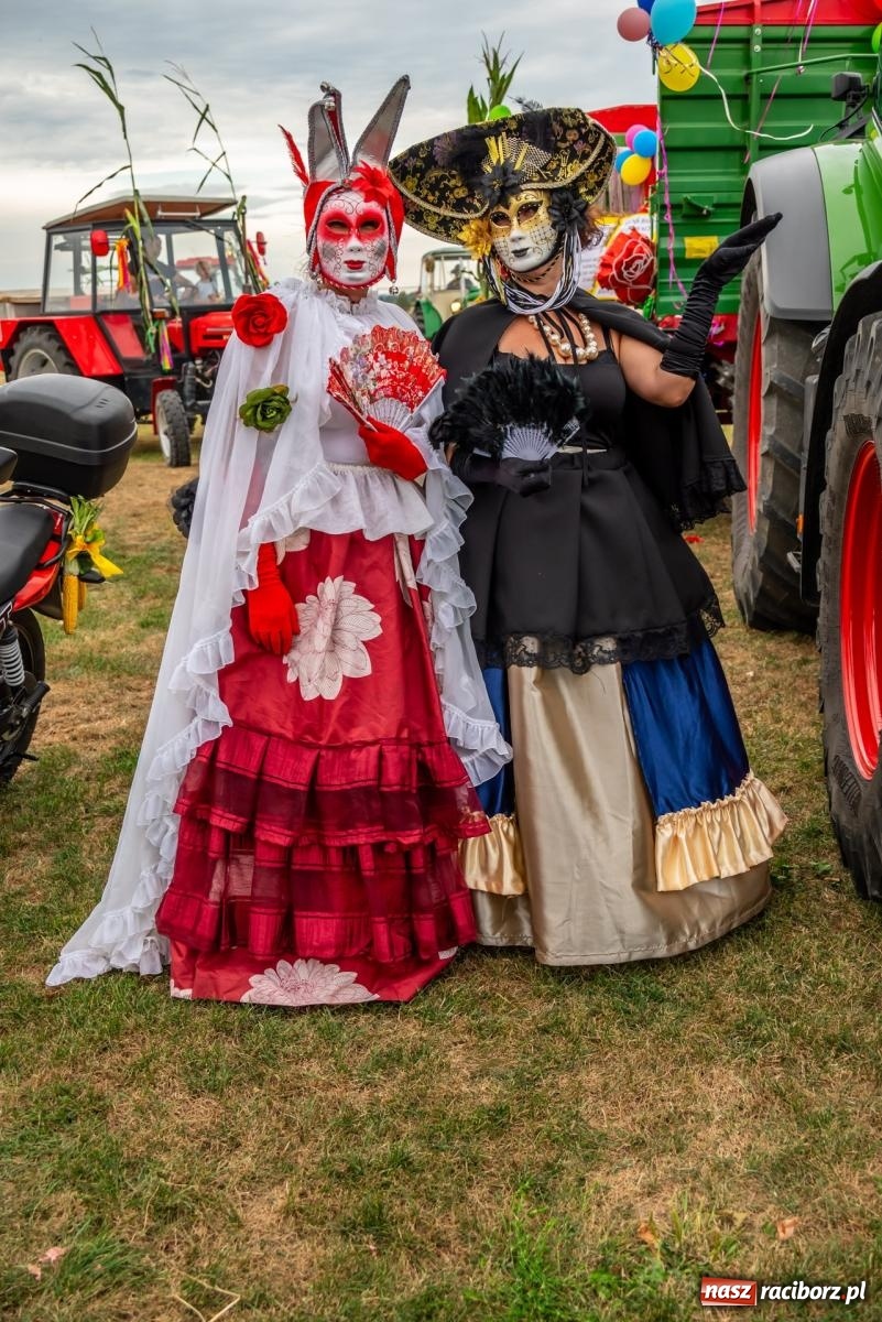 Zdjęcie w galerii na portalu naszraciborz.pl: Dożynki w Rudyszwałdzie. Kolorowy pokaz maszyn rolniczych z weneckim akcentem [FOTO i WIDEO] wiadomości z regionu
