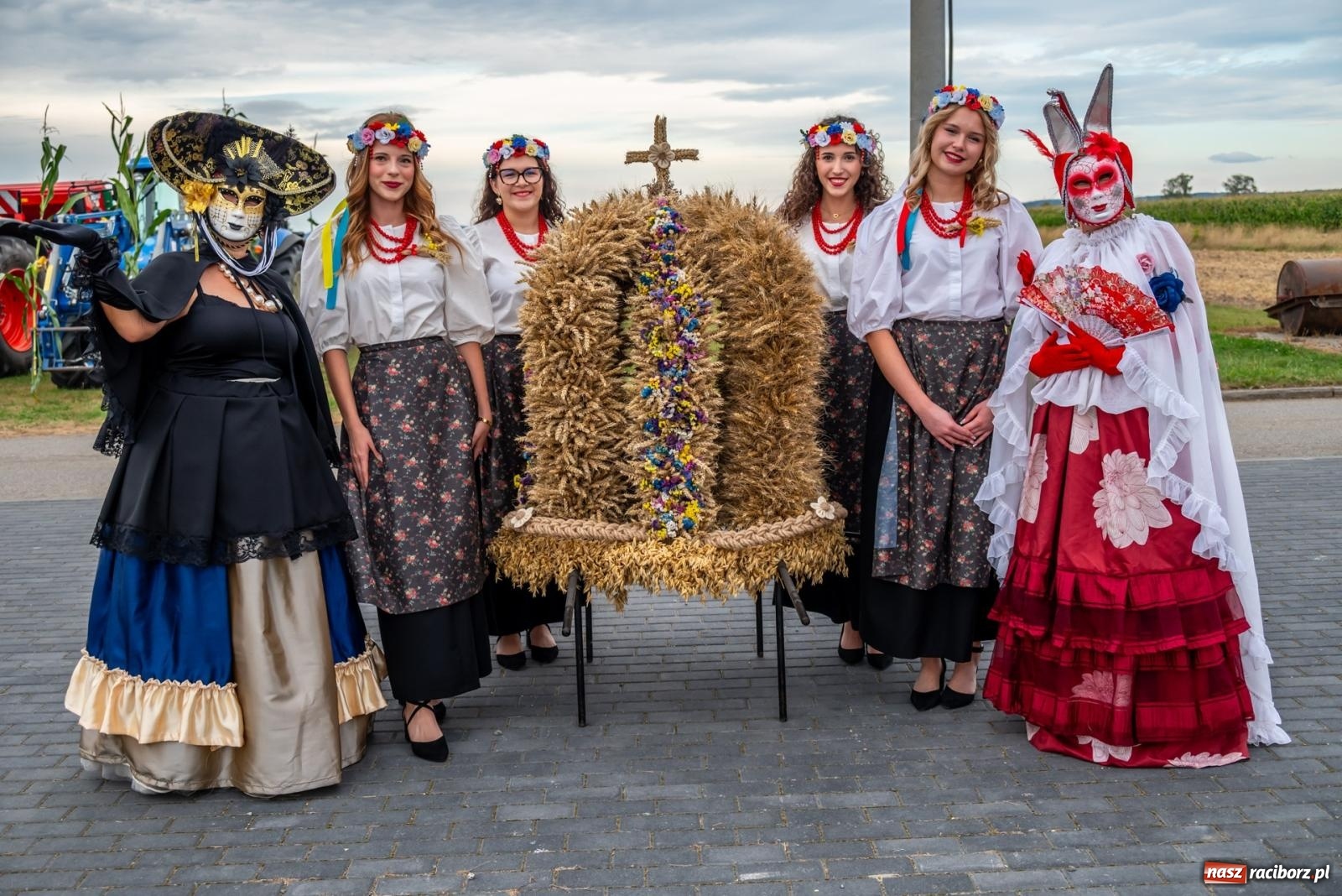 Zdjęcie w galerii na portalu naszraciborz.pl: Dożynki w Rudyszwałdzie. Kolorowy pokaz maszyn rolniczych z weneckim akcentem [FOTO i WIDEO] wiadomości z regionu