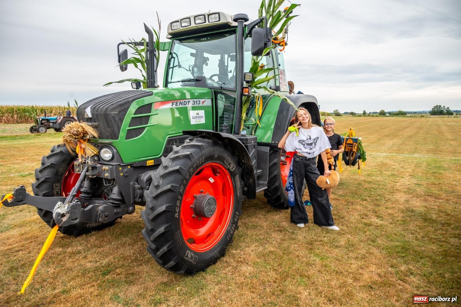 Zdjęcie w galerii na portalu naszraciborz.pl: Dożynki w Rudyszwałdzie. Kolorowy pokaz maszyn rolniczych z weneckim akcentem [FOTO i WIDEO] wiadomości z regionu