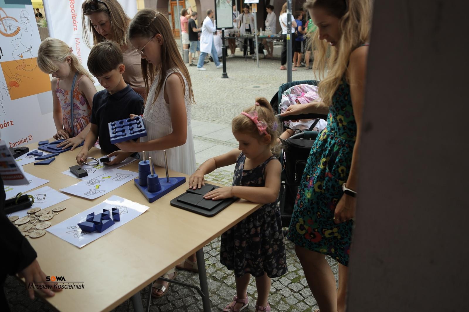 Zdjęcie w galerii na portalu naszraciborz.pl: Magia nauki na ulicy Długiej. IV Festiwal Odkrywców zachwycił Racibórz wiadomości z regionu
