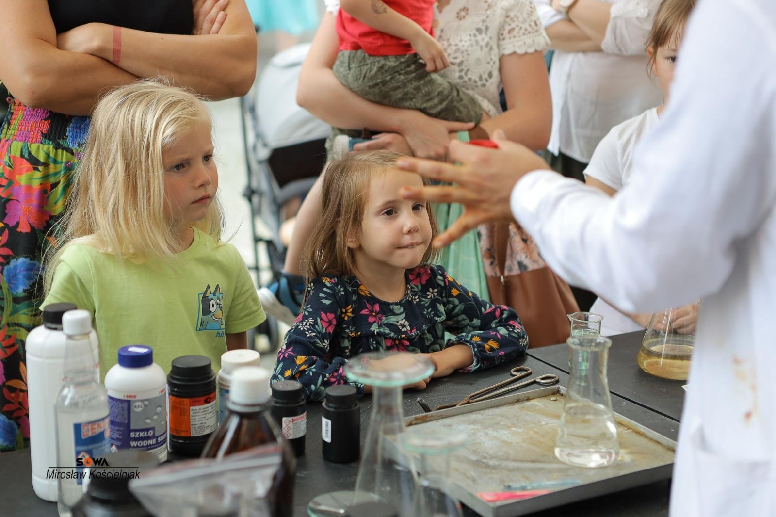 Zdjęcie w galerii na portalu naszraciborz.pl: Magia nauki na ulicy Długiej. IV Festiwal Odkrywców zachwycił Racibórz wiadomości z regionu