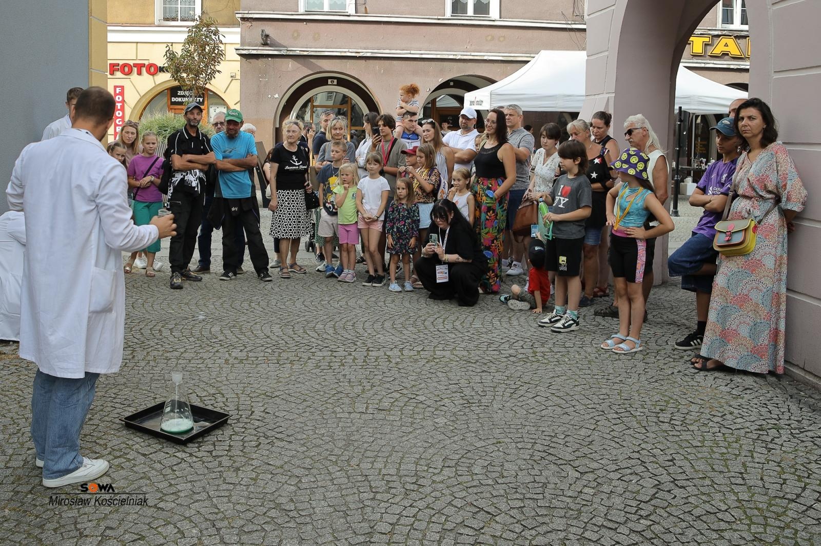 Zdjęcie w galerii na portalu naszraciborz.pl: Magia nauki na ulicy Długiej. IV Festiwal Odkrywców zachwycił Racibórz wiadomości z regionu