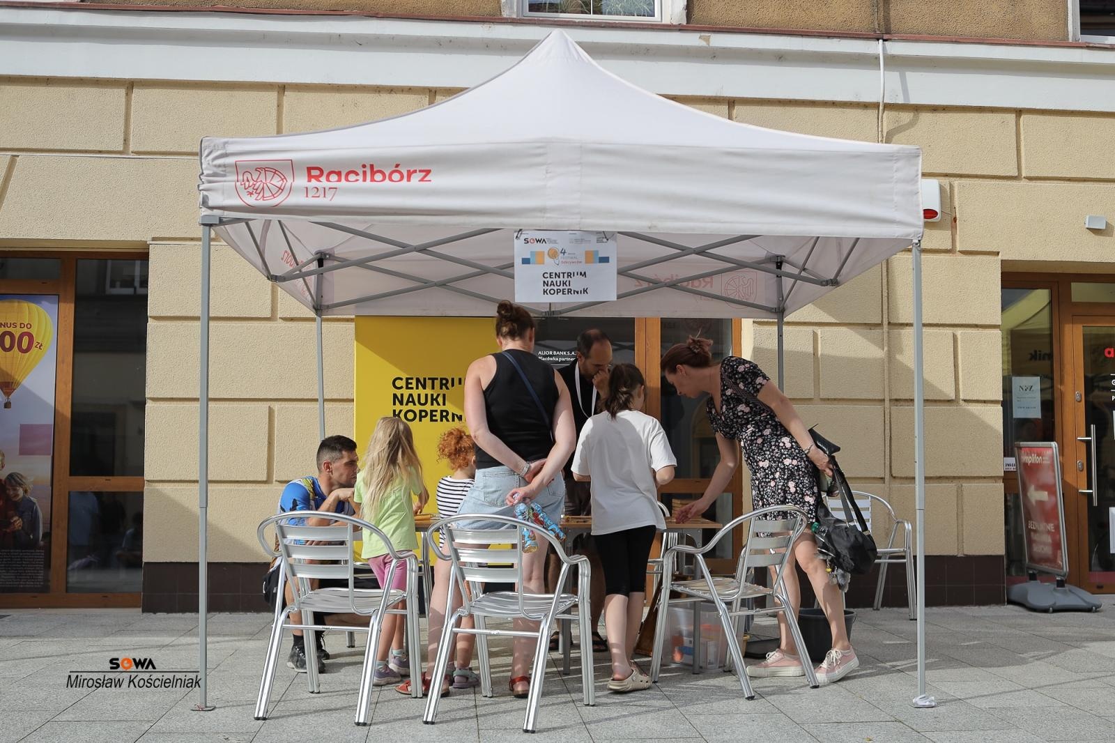 Zdjęcie w galerii na portalu naszraciborz.pl: Magia nauki na ulicy Długiej. IV Festiwal Odkrywców zachwycił Racibórz wiadomości z regionu