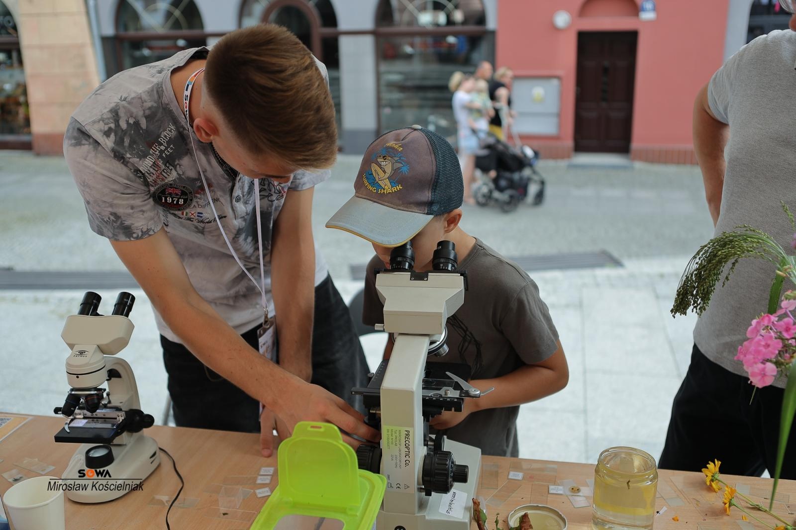 Zdjęcie w galerii na portalu naszraciborz.pl: Magia nauki na ulicy Długiej. IV Festiwal Odkrywców zachwycił Racibórz wiadomości z regionu