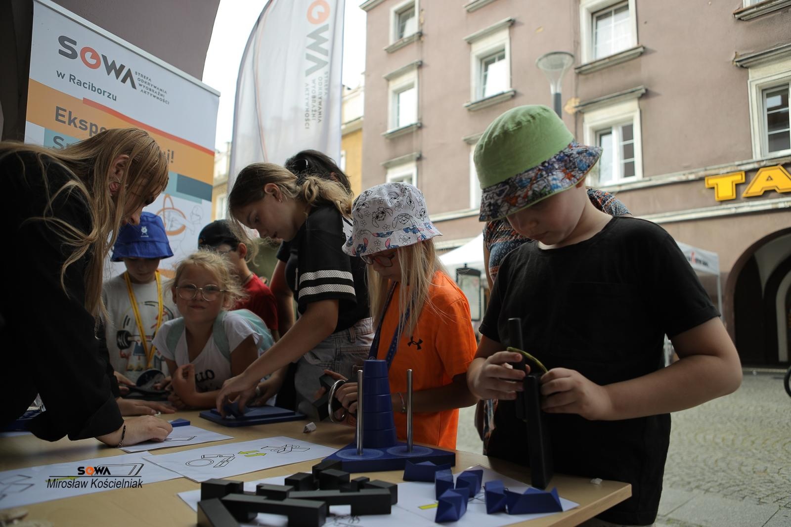 Zdjęcie w galerii na portalu naszraciborz.pl: Magia nauki na ulicy Długiej. IV Festiwal Odkrywców zachwycił Racibórz wiadomości z regionu