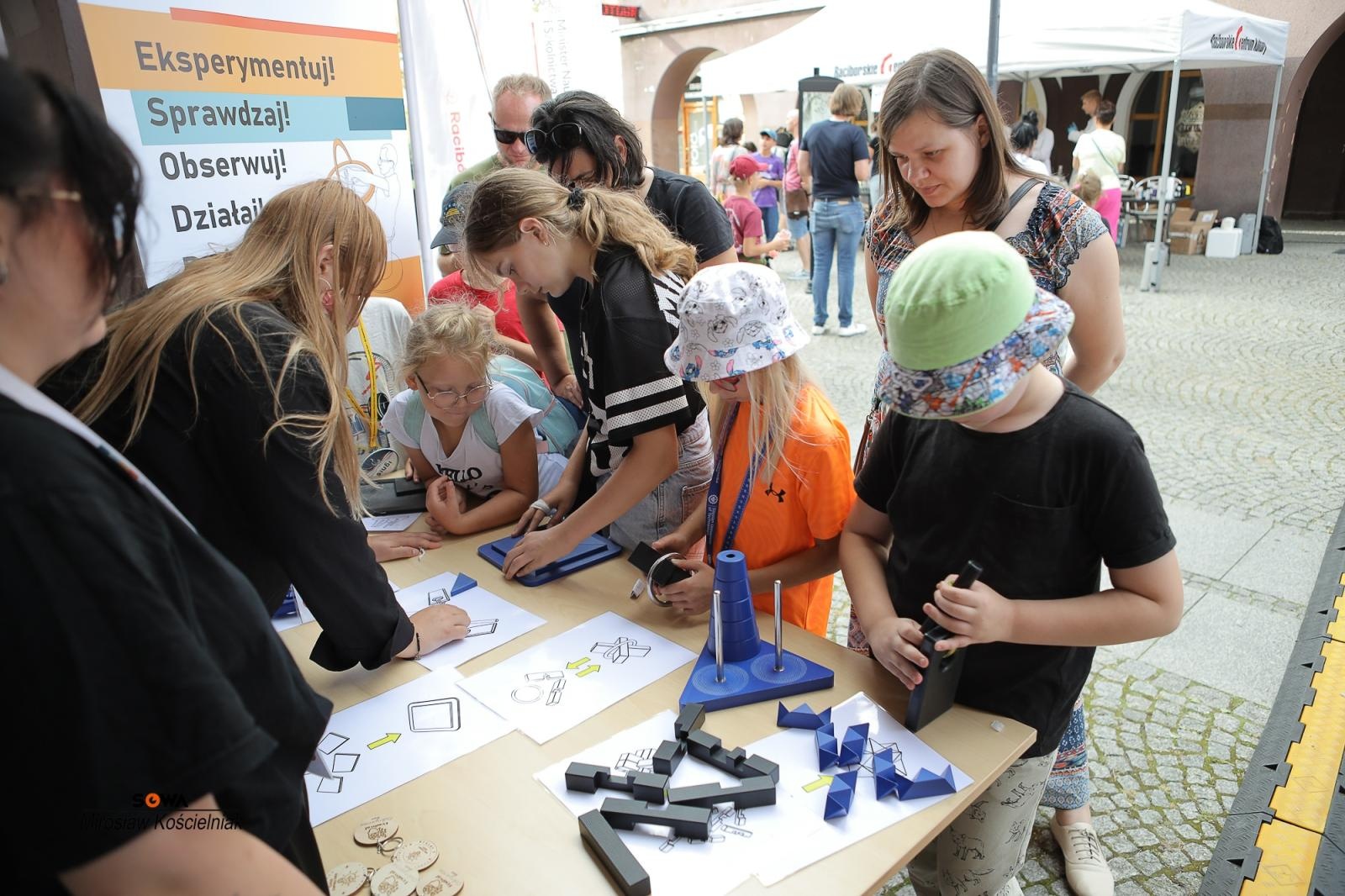 Zdjęcie w galerii na portalu naszraciborz.pl: Magia nauki na ulicy Długiej. IV Festiwal Odkrywców zachwycił Racibórz wiadomości z regionu