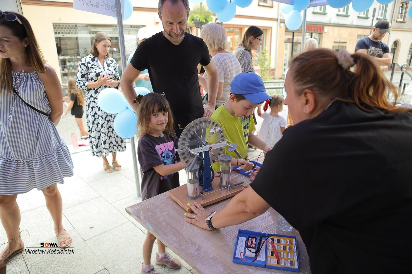 Zdjęcie w galerii na portalu naszraciborz.pl: Magia nauki na ulicy Długiej. IV Festiwal Odkrywców zachwycił Racibórz wiadomości z regionu