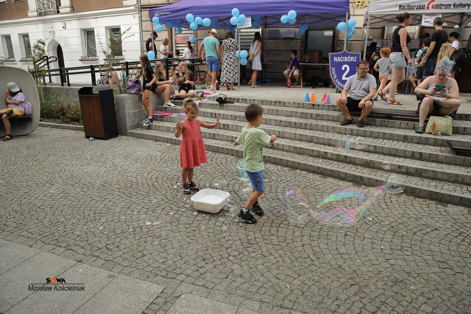 Zdjęcie w galerii na portalu naszraciborz.pl: Magia nauki na ulicy Długiej. IV Festiwal Odkrywców zachwycił Racibórz wiadomości z regionu