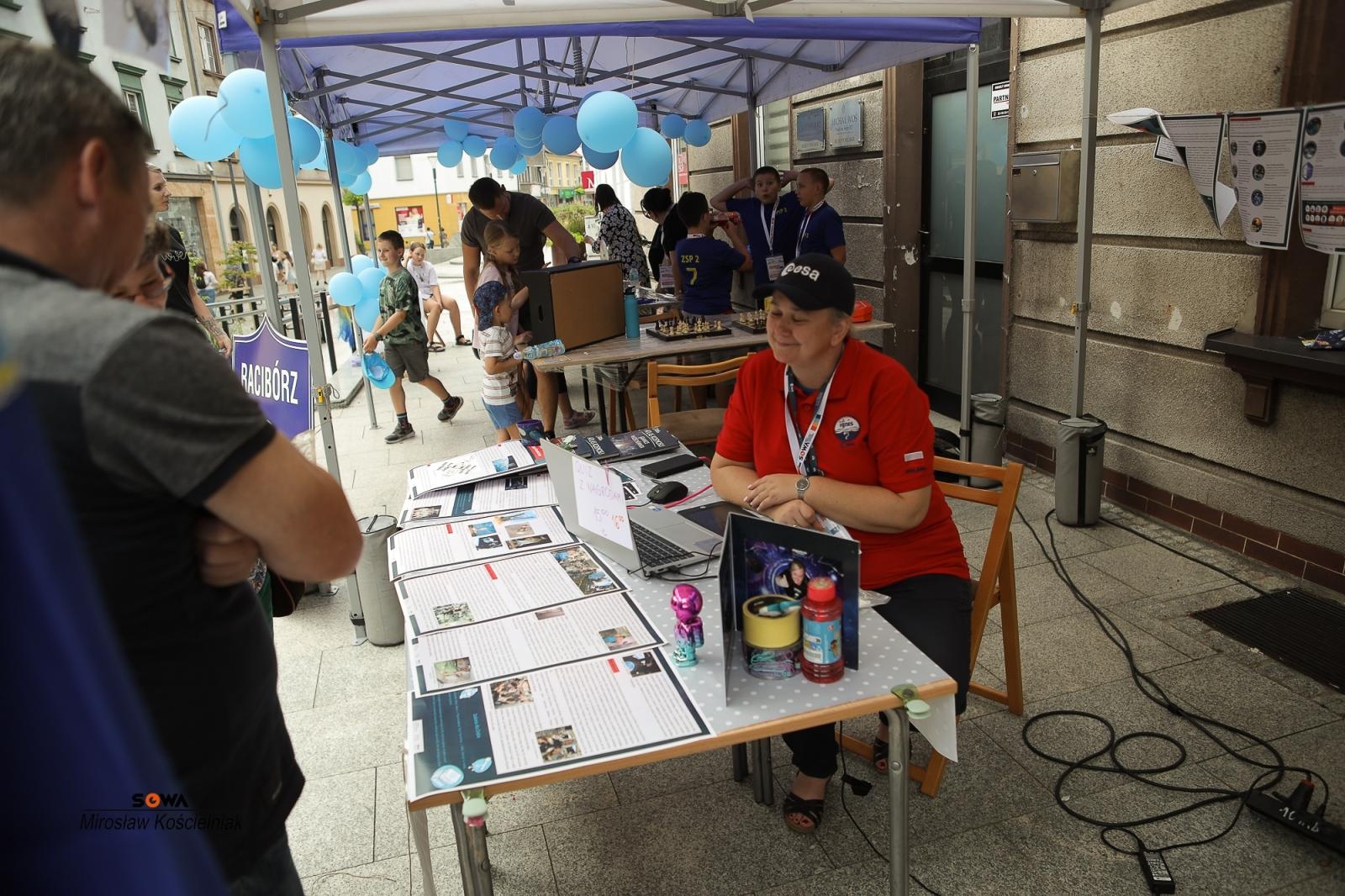 Zdjęcie w galerii na portalu naszraciborz.pl: Magia nauki na ulicy Długiej. IV Festiwal Odkrywców zachwycił Racibórz wiadomości z regionu