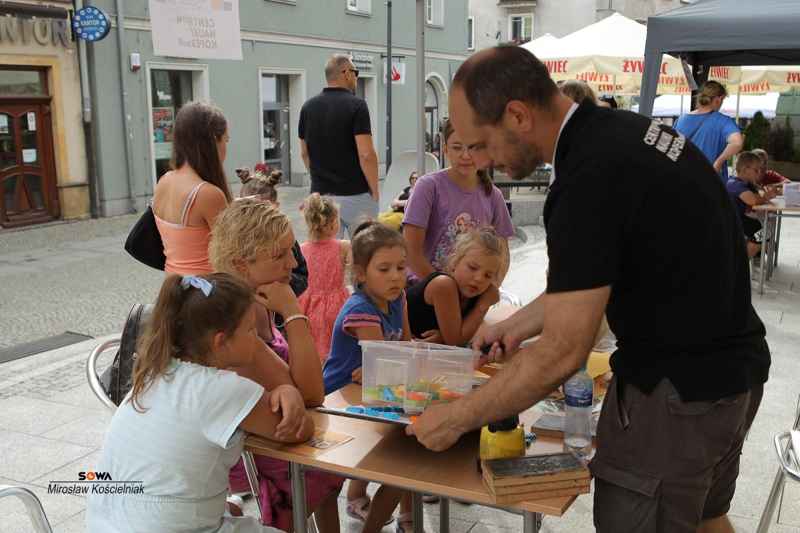 Zdjęcie w galerii na portalu naszraciborz.pl: Magia nauki na ulicy Długiej. IV Festiwal Odkrywców zachwycił Racibórz wiadomości z regionu