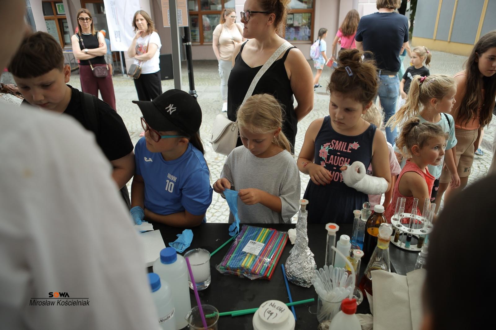 Zdjęcie w galerii na portalu naszraciborz.pl: Magia nauki na ulicy Długiej. IV Festiwal Odkrywców zachwycił Racibórz wiadomości z regionu