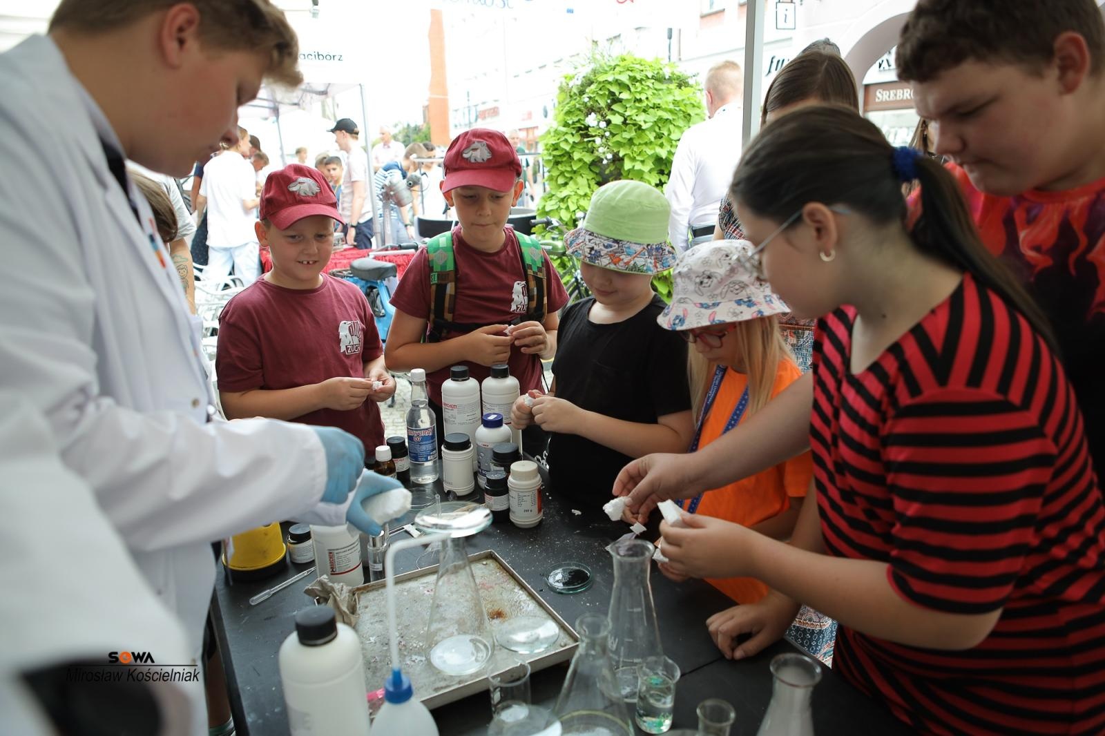 Zdjęcie w galerii na portalu naszraciborz.pl: Magia nauki na ulicy Długiej. IV Festiwal Odkrywców zachwycił Racibórz wiadomości z regionu
