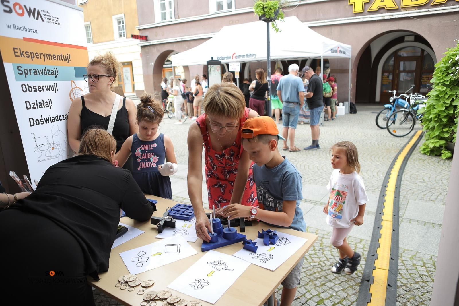 Zdjęcie w galerii na portalu naszraciborz.pl: Magia nauki na ulicy Długiej. IV Festiwal Odkrywców zachwycił Racibórz wiadomości z regionu