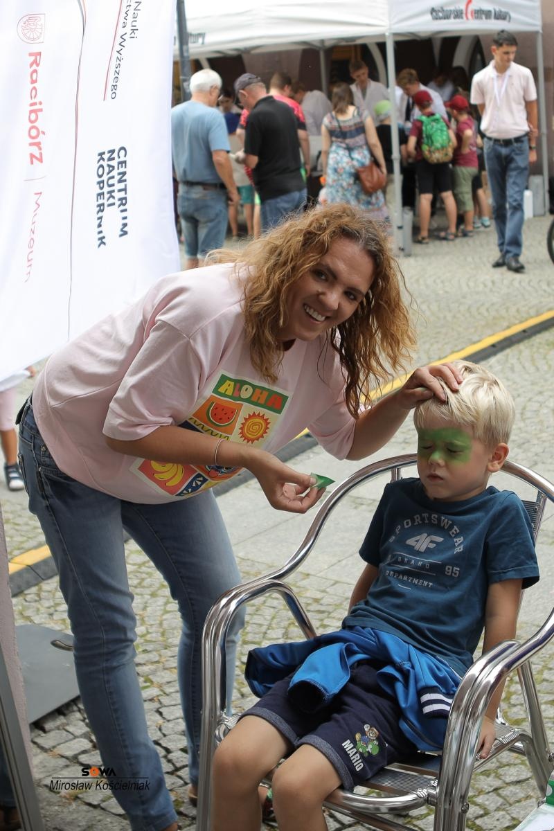 Zdjęcie w galerii na portalu naszraciborz.pl: Magia nauki na ulicy Długiej. IV Festiwal Odkrywców zachwycił Racibórz wiadomości z regionu
