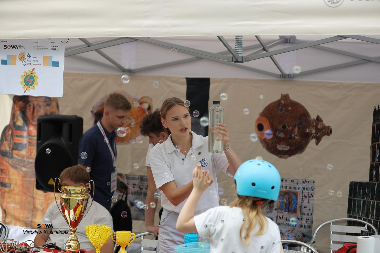 Zdjęcie w galerii na portalu naszraciborz.pl: Magia nauki na ulicy Długiej. IV Festiwal Odkrywców zachwycił Racibórz wiadomości z regionu