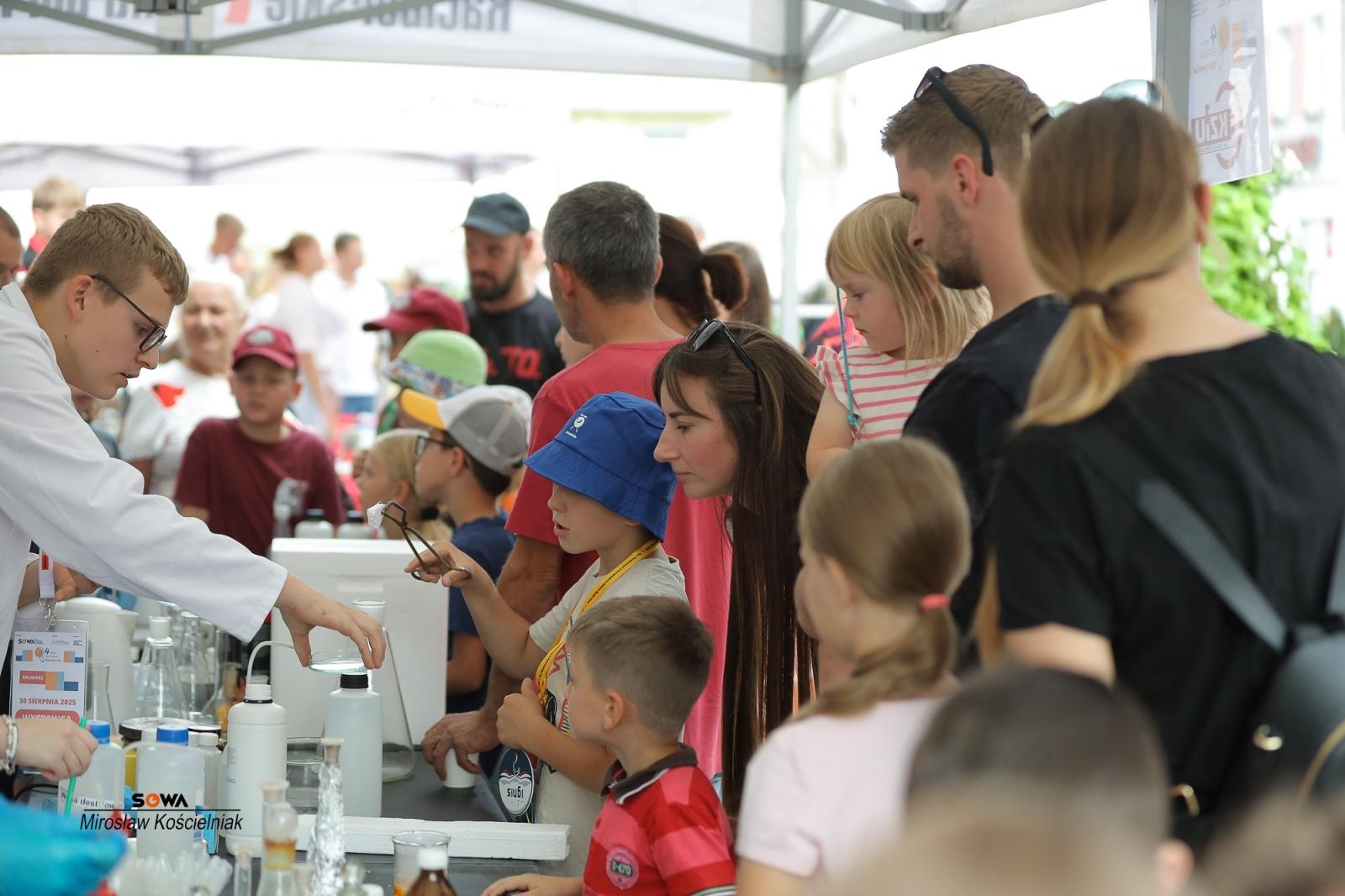 Zdjęcie w galerii na portalu naszraciborz.pl: Magia nauki na ulicy Długiej. IV Festiwal Odkrywców zachwycił Racibórz wiadomości z regionu