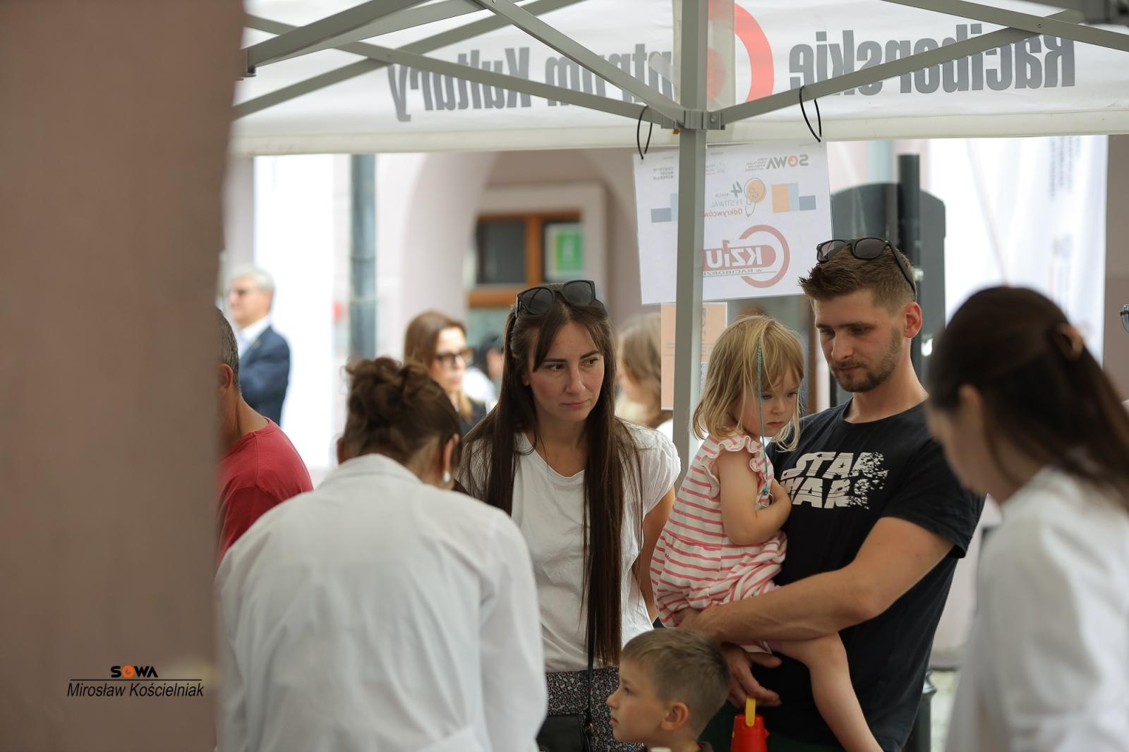 Zdjęcie w galerii na portalu naszraciborz.pl: Magia nauki na ulicy Długiej. IV Festiwal Odkrywców zachwycił Racibórz wiadomości z regionu