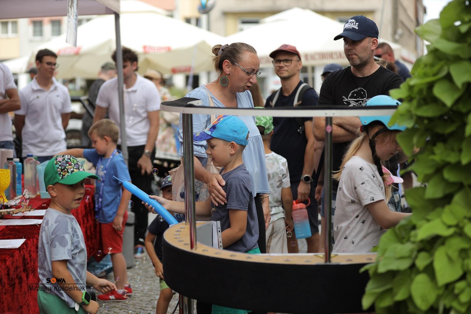 Zdjęcie w galerii na portalu naszraciborz.pl: Magia nauki na ulicy Długiej. IV Festiwal Odkrywców zachwycił Racibórz wiadomości z regionu