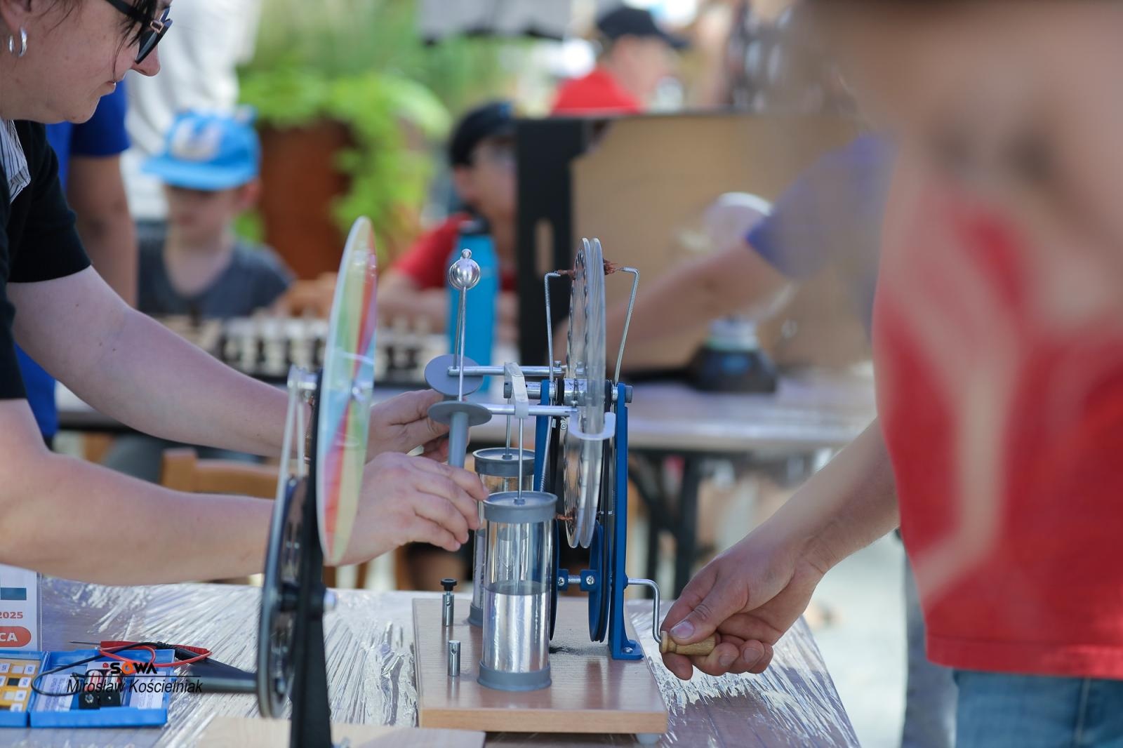 Zdjęcie w galerii na portalu naszraciborz.pl: Magia nauki na ulicy Długiej. IV Festiwal Odkrywców zachwycił Racibórz wiadomości z regionu